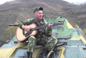 "Задеру я Ленке голые коленки"