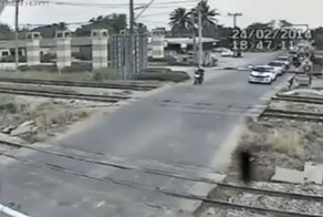 Парень на мопеде погиб при столкновении с поездом