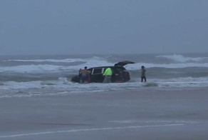 Женщана с тремя детьми въехала в океан