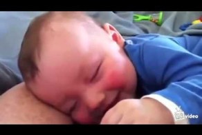 Забавный малыш смеется во сне