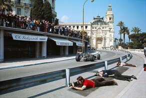 Лечь на землю и слушать