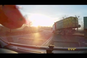 Грузовик влетел в поворот на всех парах