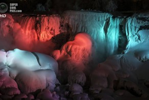 Замерший Ниагарский водопад в иллюминации