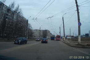 Троллейбус обогнал троллейбус