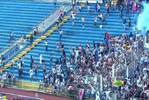 Жесткая массовая драка футбольных фанатов в Бразилии