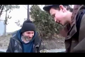 Парень развеселил бездомного фокусом 