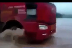 Как правильно проехать затопленную дорогу 