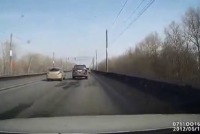 Внедорожник подрезал легковушку