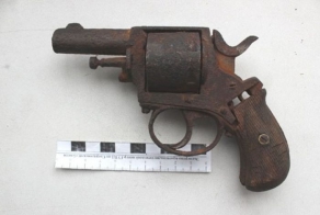 Мужчина сдал в полицию ржавый револьвер
