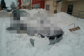 На автомобиль обрушилась огромная глыба снега