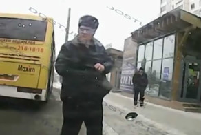 Пешеход угрожал водителю пистолетом