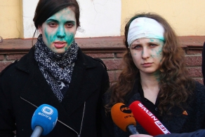 Мордовии бывших участниц pussy riot вновь обили зеленкой