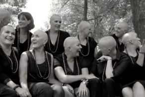 Женщины побрились налысо, чтобы поддержать подругу, больную раком