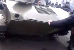 На Донбассе военная украинская колонна едва не проехала по людям