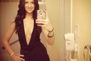 Девушки фотографируют свое отражение в зеркале