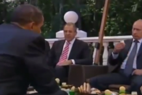 Барак Обама лизнул пирожок Путина