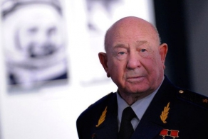 49 лет назад  Алексей Леонов впервые вышел в открытый космос