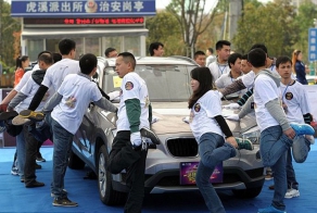 Как выиграть BMW в Китае