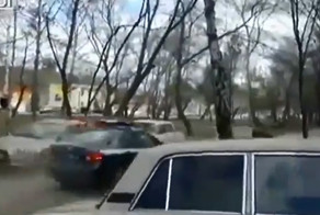 Покатал полицейского на капоте