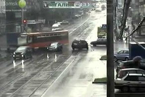 Трамвай без тормозов летит по проспекту