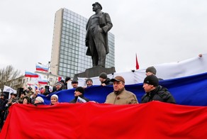 В Донецке под флагами РФ проходит митинг в поддержку Януковича