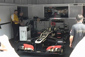 Lotus F1 исполняет Гимн России