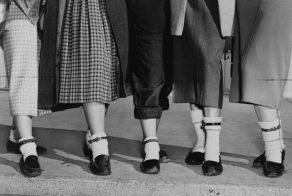 Как думаете, что это за ремешки на ногах и в чём их предназначение?