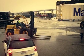 Кошки-мышки в порту: гоночный тягач против дрифт-кара