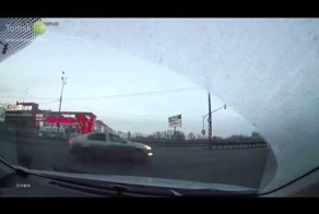 Помчал на красный 