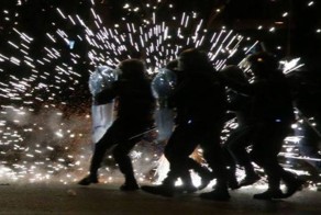 70 полицейских получили ранения в ходе антиправительственных протестов в Мадриде