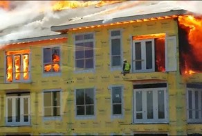 Спасение рабочего из горящего здания в Хьюстоне