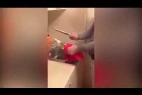 Как открыть бутылку ножом