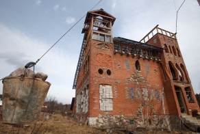 Строитель-энтузиаст возводит дом уже 10 лет