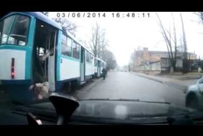 Эффктный выход из трамвая Видео +Gif