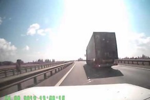 Чуть не попали в ДТП. Водитель отвлекся от дороги.