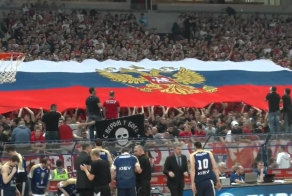 Флаг России  на матче  «Црвена Звезда» и украинского "Будивельника" 