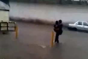Помог девушке