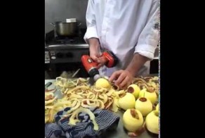 Прикольный способ чистки яблок от кожуры ;)
