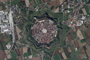 Симметричный город-крепость в Италии