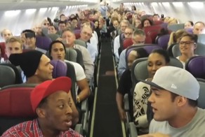 Австралийские актеры спели песню из Короля Льва на борту самолета