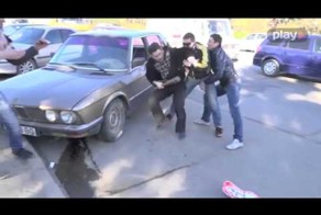 Активисты СтопХама в Кишинёве разбили автомобиль нарушителя парковки 