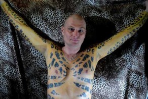 Человек-ягуар выставил на продажу собственную кожу