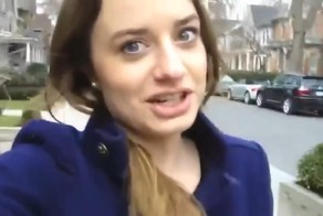 Иностранка идет развращать наушники