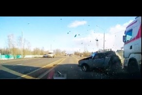 Необдуманный маневр женщины на ВАЗе и всмятку Бензовозом