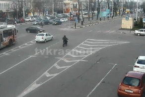 В Краснодаре разбился скутерист