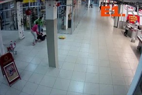 Нападение двух девушек на свою подчиненную
