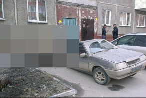 Говорили же не ставь под подъездом!