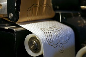 Туалетная бумага с золотым тиснением