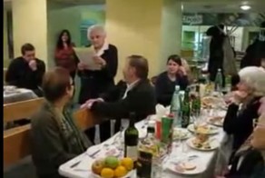 Профессор читает сочинение абитуриента(1 фото+1 видео)