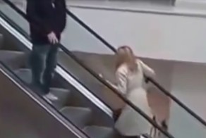 Блондинка против эскалатора